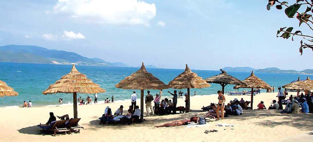 Bãi biển Nhật Lệ với cát trắng nắng vàng là điều bạn không thể bỏ lỡ khi đến Quảng Bình