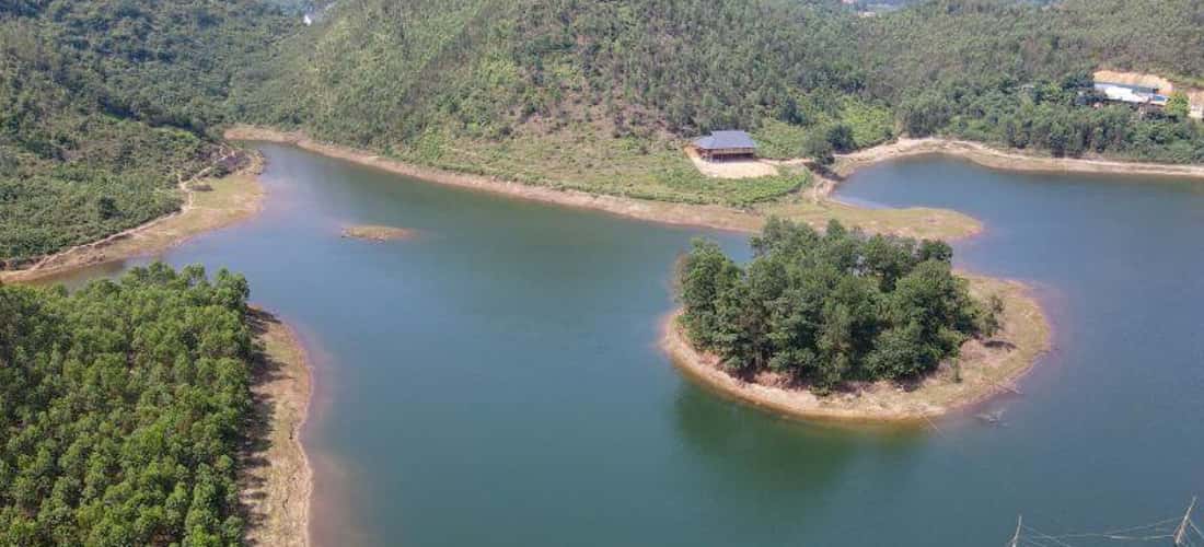 Suoi Lanh湖位于青山绿水之间,营造出一幅山水画,吸引着河内当地人和游客前来游玩。
