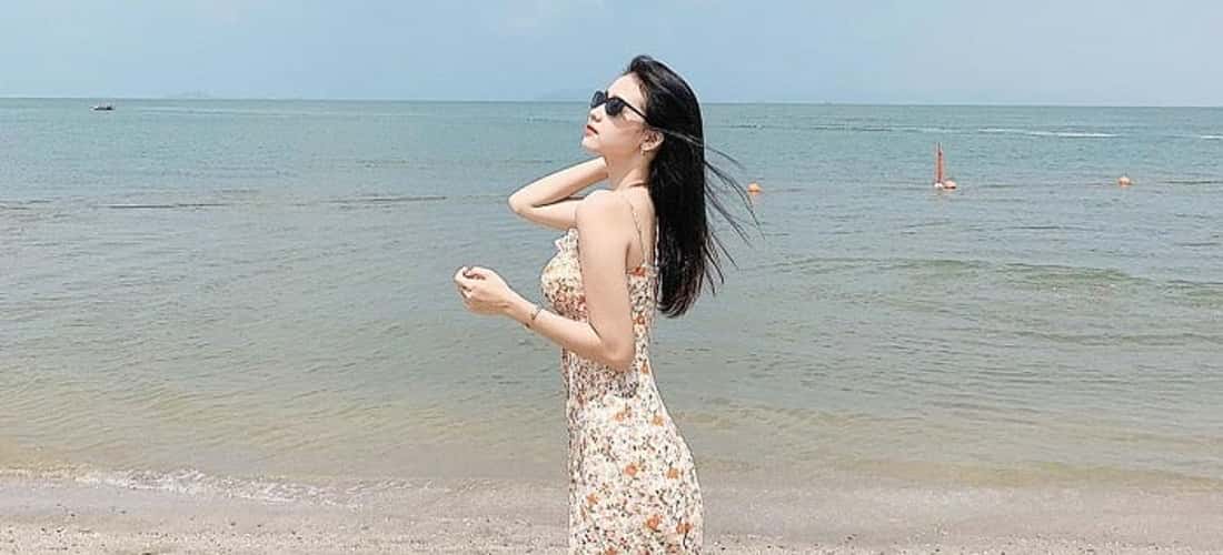 漫步在梅奈的白色沙滩上