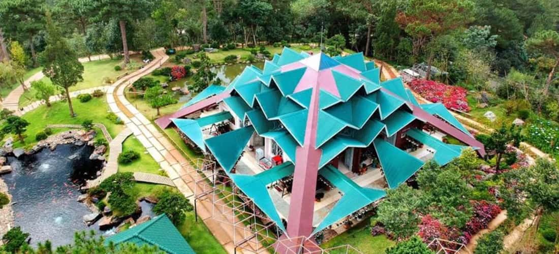 Với phong cách thiết kế kết hợp giữa hình ảnh Kim Tự Tháp Ai Cập và ý tưởng của những chiếc lá phong, Nhà Mái tạo nên một không gian độc đáo, đầy mê hoặc.