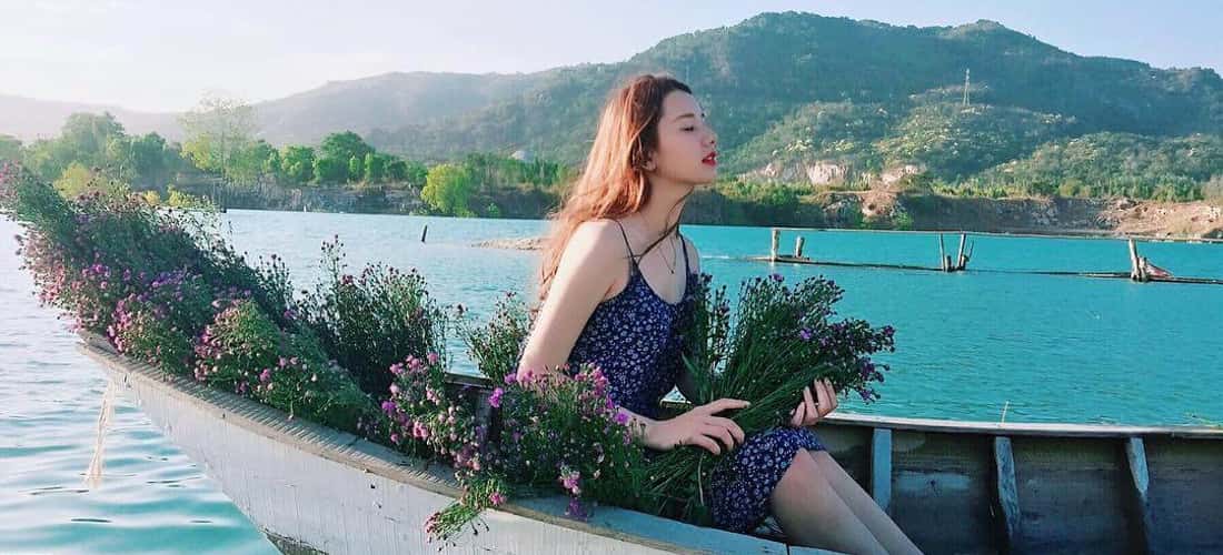꽃배는 Da Xanh 호수에서 가장 인기 있는 서비스입니다.
