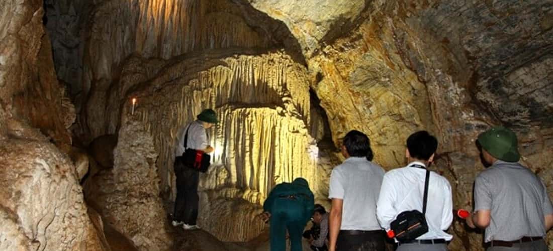 Động Thiên Môn thu hút rất nhiều du khách tham quan