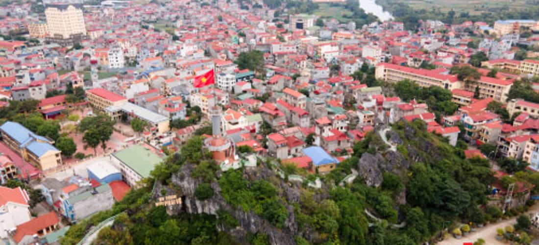 Toàn cảnh Cột cờ Phai Vệ và thành phố