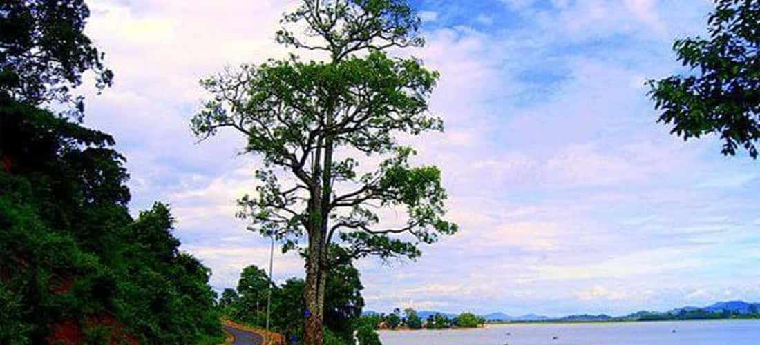 Hồ Lắk được bao phủ bởi núi non trùng trùng điệp điệp