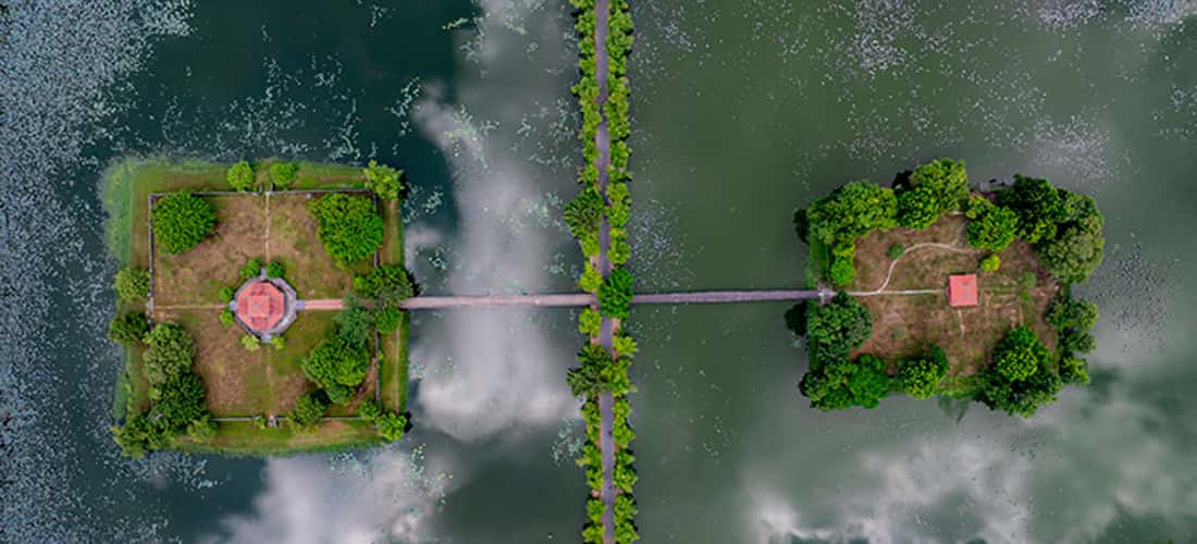 静湖 (Tinh Lake) 包括三个著名的岛屿：Bong Lai、Phuong Truong 和 Doanh Chau。