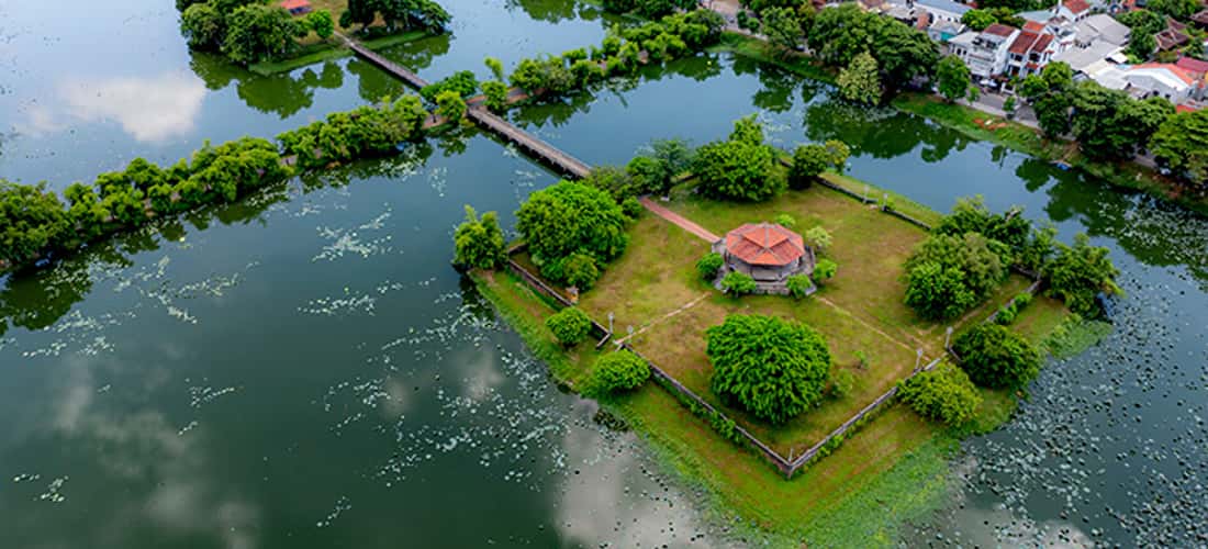 Tinh Tam湖以其绿色、诗意的景色而闻名，就像一个“仙境”