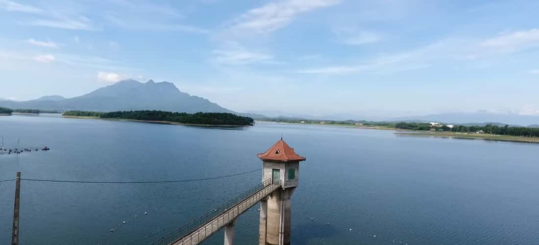Ngọn hải đăng “nức tiếng” tại Hồ Suối Hai
