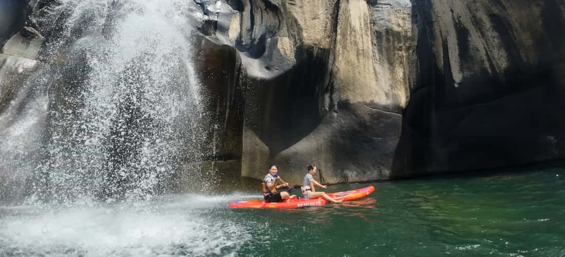 Chèo kayak ở Vực Phun.