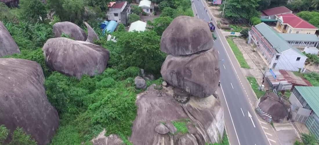 巴冲岩 - 隐藏在同奈省中心地带的令人惊叹的自然景观，距离胡志明市中心仅约 100 公里。