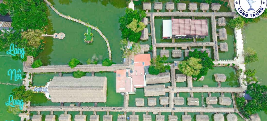 Tới đây, du khách sẽ ấn tượng ngay với 16 chòi nổi dựng từ tre nứa, mái lợp lá dừa nước đơn sơ, xây dựng theo hàng ngay ngắn