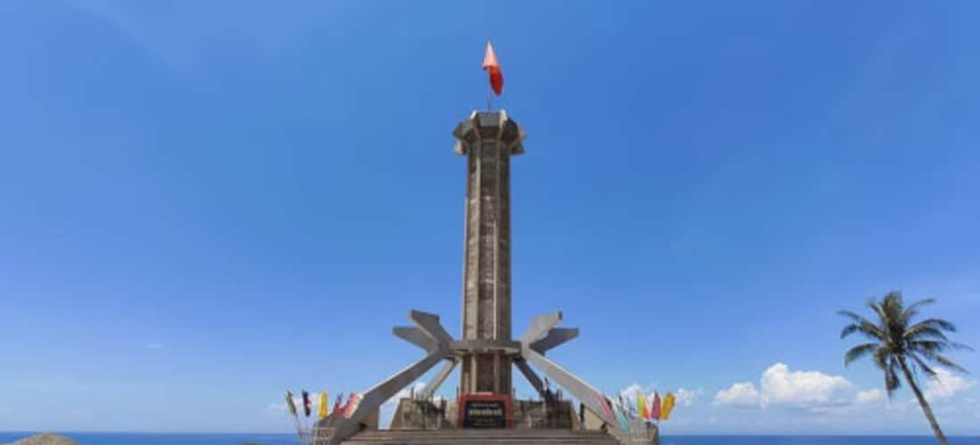 Cột cờ Tổ Quốc trên đảo Cồn Cò