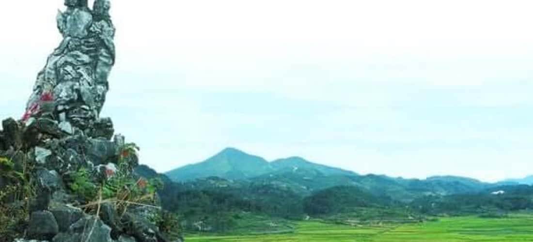 Ngọn núi này nằm trong quần thể di tích nổi tiếng xứ Lạng.