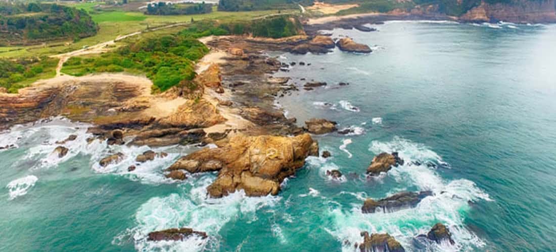 Xung quanh đảo Bạch Long Vĩ là những vùng bãi triều hình thành từ đá bị sóng bào mòn