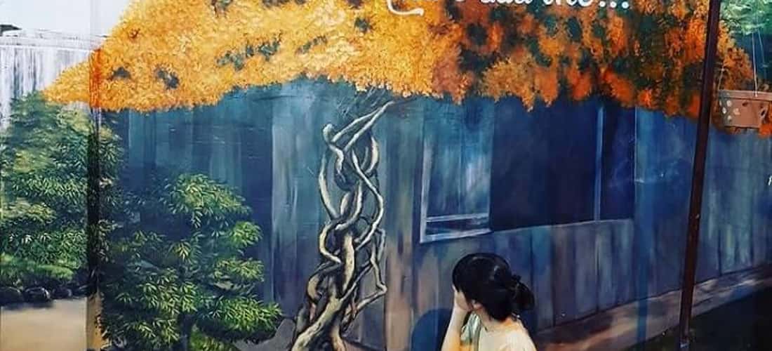 Những bức bích họa rực rỡ sắc màu khắp đường sách.