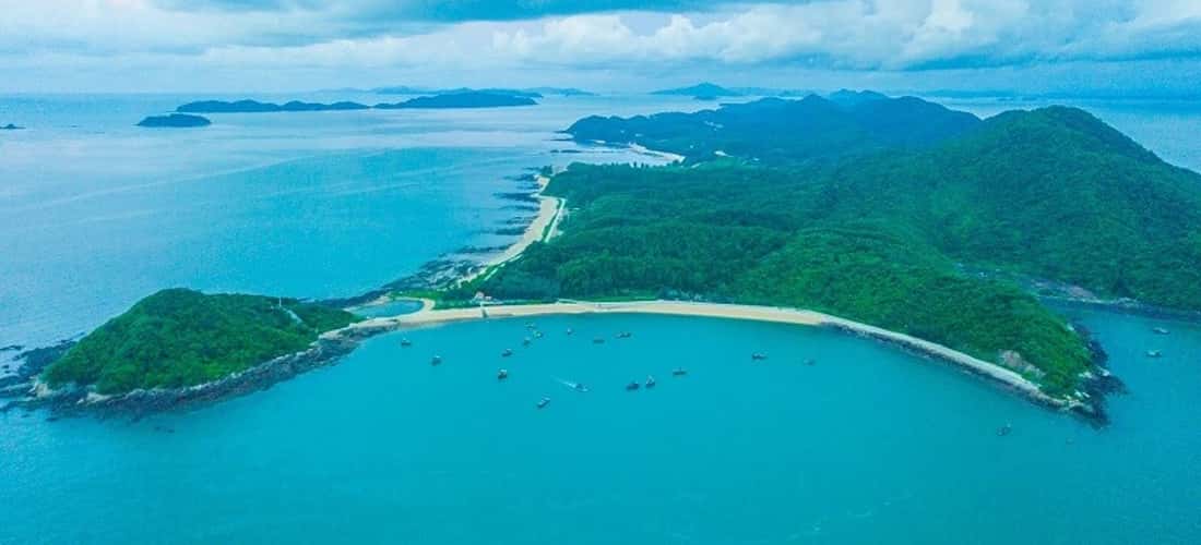 Nhìn từ trên xuống đảo Cái Chiên như một chú cá voi xanh