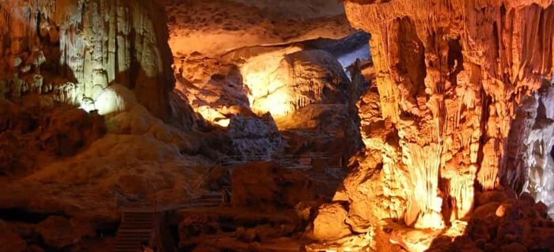 Động Thủy Tinh là điểm dừng chân hút khách nhất tại quần thể hang động Pu Sam Cáp