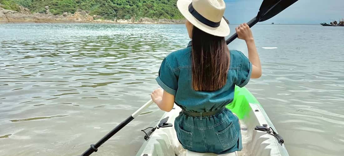Thuyền lướt nhẹ trên mặt biển phẳng lặng sẽ đưa bạn kết nối gần hơn với thiên nhiên