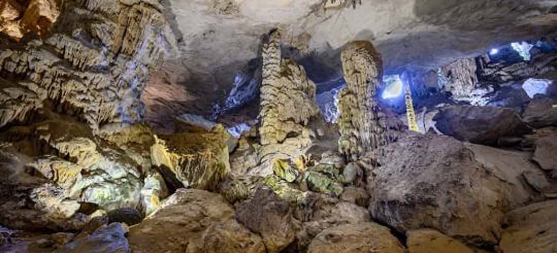 Những khối đá mang nhiều hình dạng độc đáo dọc lối đi mang đến sự thích thú.