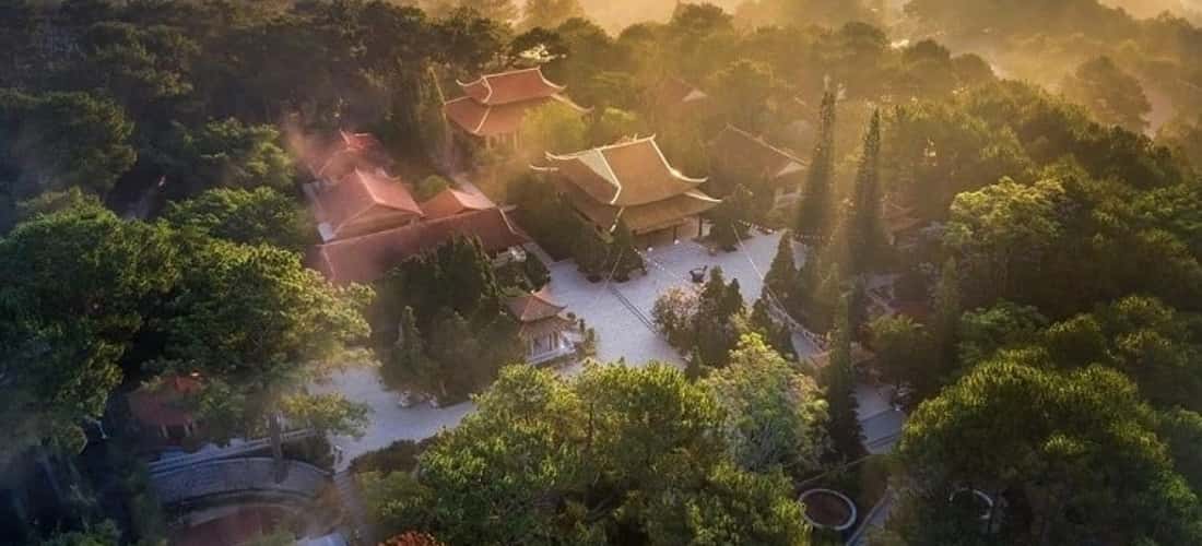 Đồi Robin là một trong những điểm đến đẹp mê hồn của Đà Lạt nằm trên trục đường đèo Phenn cách trung tâm thành phố 5km.