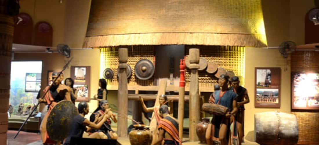 Tượng các dân tộc Việt Nam