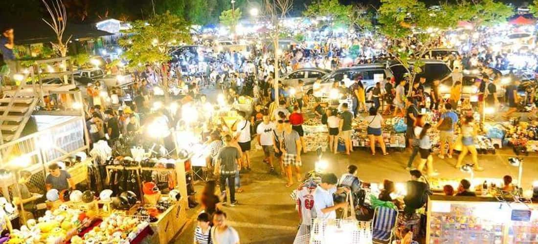 Không khí tại chợ đêm Nha Trang.