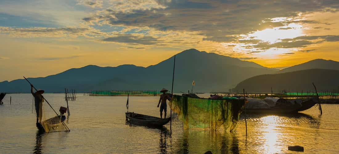 渔民的船在 Cau Hai Lagoon 捕捞海鲜
