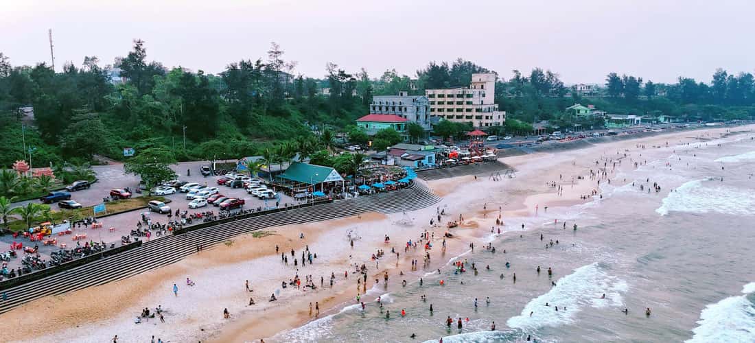 Biển Cửa Tùng được mệnh danh là thiên đường của những bãi tắm bởi sự thơ mộng, bờ cát mịn, hoang sơ, thanh bình.