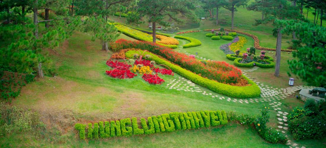Đến đây, bạn sẽ ngay lập tức ấn tượng với những vườn hoa rực rỡ sắc màu, trải dài.