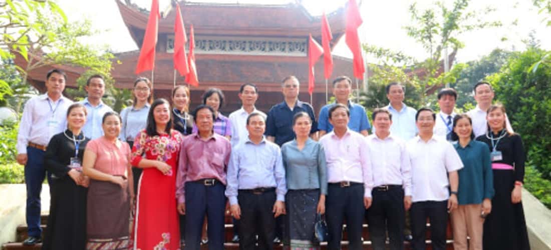 Du khách chụp hình lưu niệm