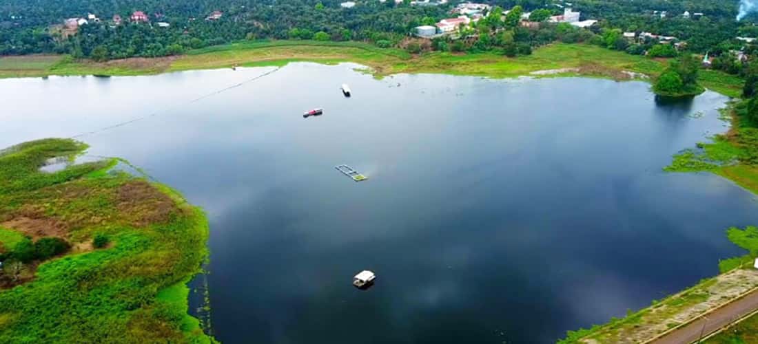 Không gian yên tĩnh và thanh bình tại hồ Suối Vọng thu hút những người yêu thiên nhiên và muốn tìm về sự tĩnh lặng giữa nhịp sống hối hả.