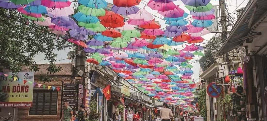 Con đường ô đầy màu sắc nổi tiếng thu hút khách du lịch