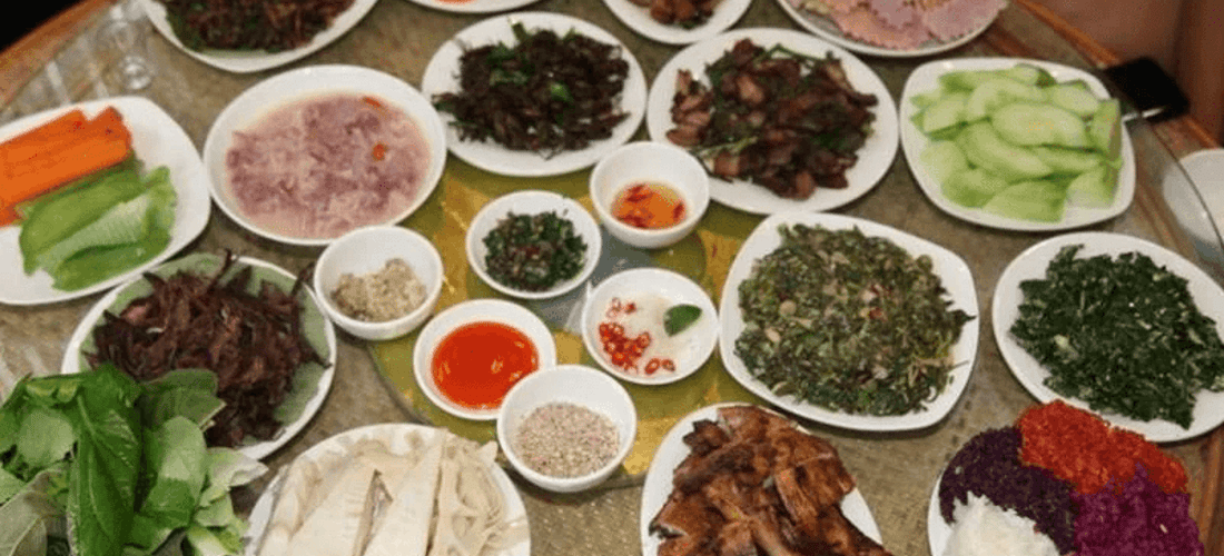 Đến với bản Vàng Pheo, du khách được thưởng thức những món ăn mang đậm bản sắc dân tộc Thái.