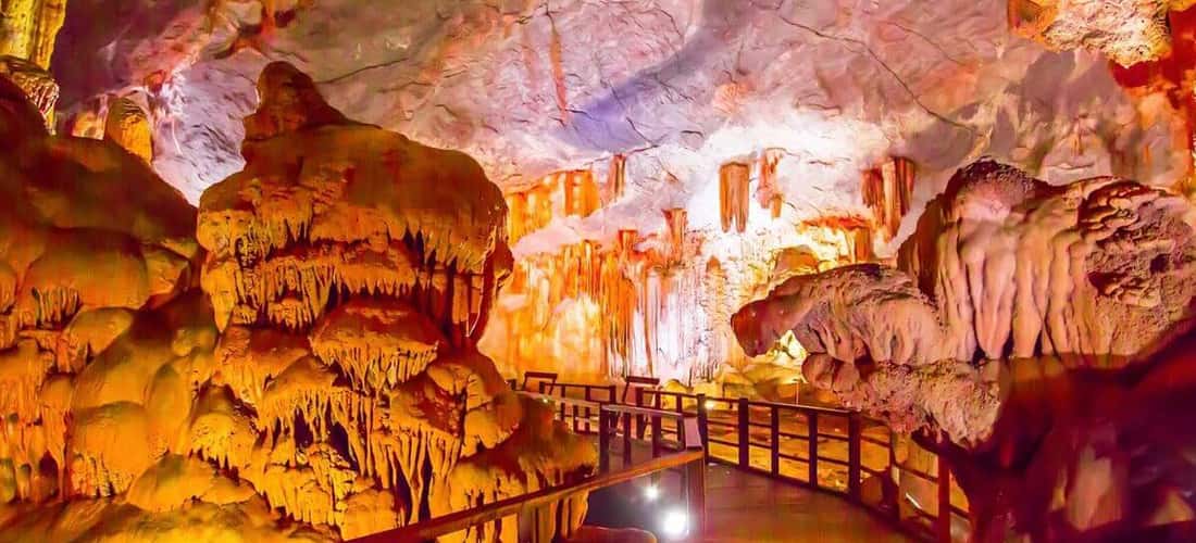 Đường đi trong động sáng bừng đầy ấn tượng