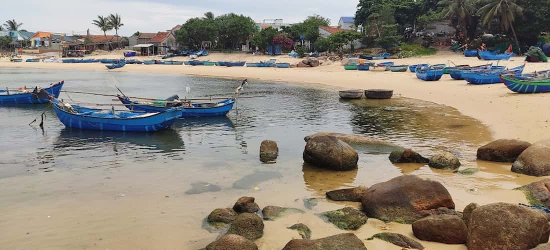 Long Thủy còn được gọi với một cái tên khác là bãi Mỹ Á vì nơi đây có bãi cát trắng mịn trải dài ngút tầm mắt.