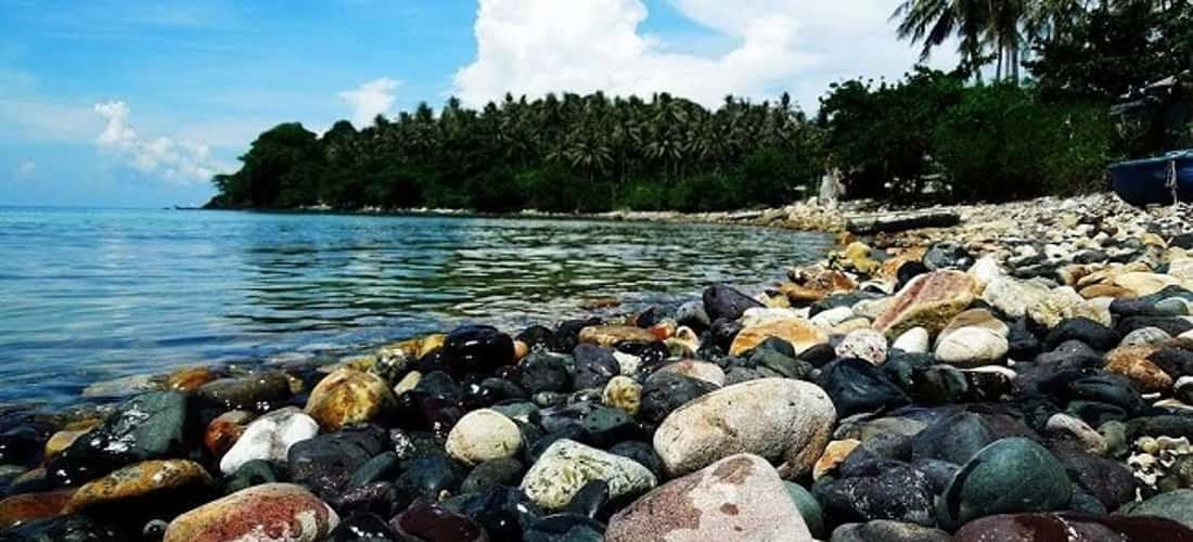 Bãi Đá Đen ở gần biển Trà Cổ Móng Cái
