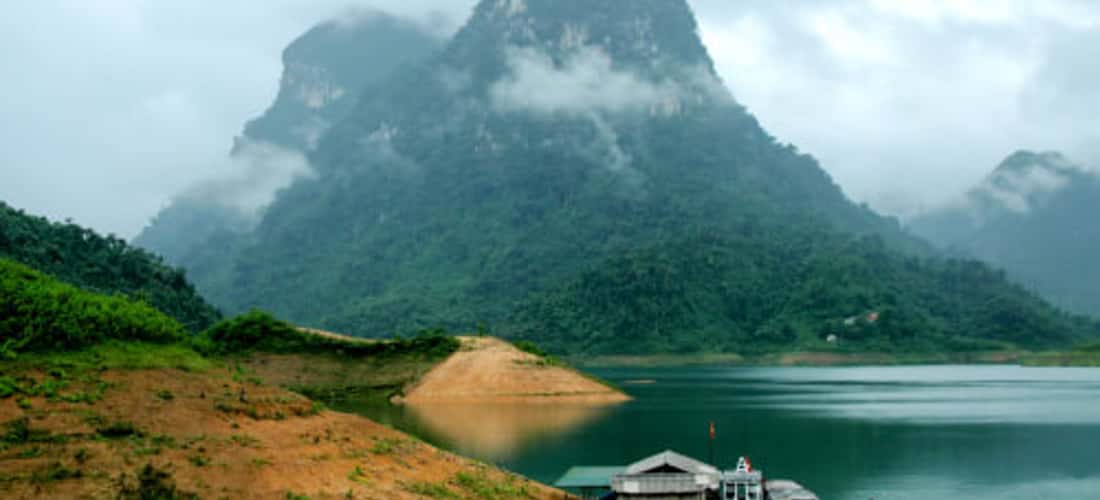 Núi Pắc Tạ ngày nhiều mây
