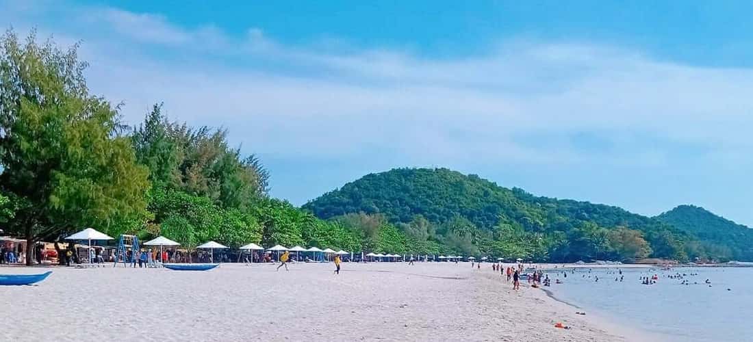 来到这里，你可以漫步在美丽的白色沙滩上，沉浸在清凉的蓝色海水中