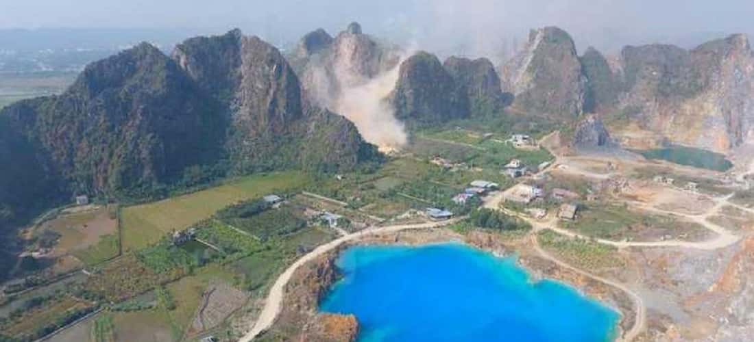 Nơi đây sở hữu khung cảnh thiên nhiên hoang sơ, thơ mộng với hồ nước trong xanh, những vách đá cheo leo, cùng cây xanh tươi tốt.