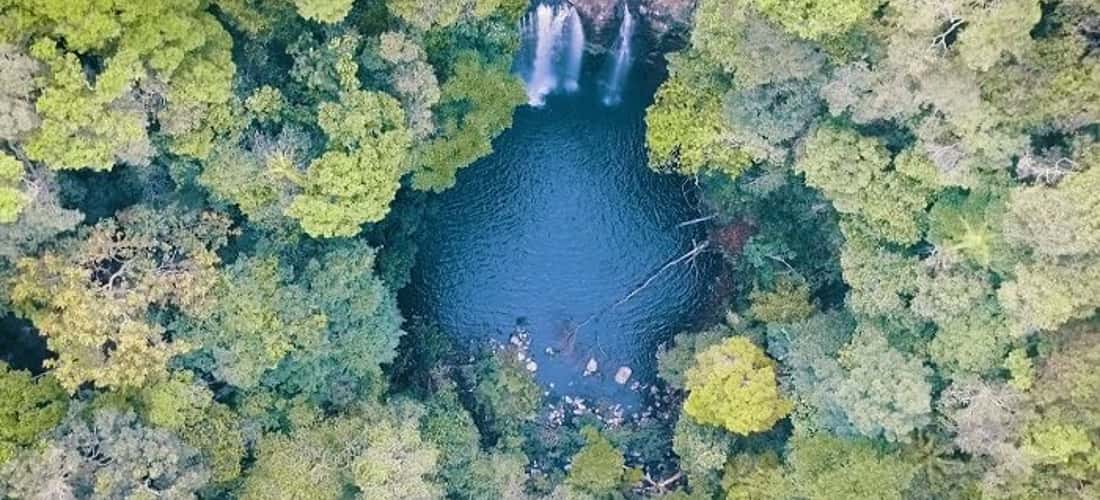 Nơi đây sở hữu hệ thống thác ghềnh, sông suối, núi tại khu rừng nhiệt đới hòa quyện với nhau tạo ra khung cảnh bức tranh về thiên nhiên hùng vĩ.