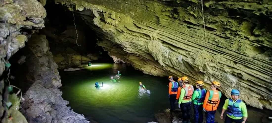Leo núi, bơi lội, đi bộ... đều là những thử thách khi bạn muốn khám phá Tú Làn Cave