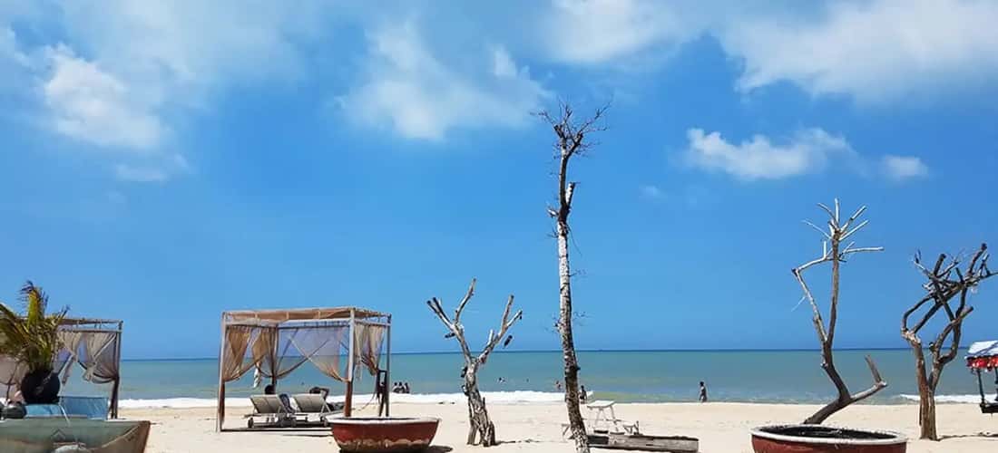 Cam Binh海滩仍然保留着原始的野性美景,成为许多旅游爱好者最喜欢的目的地。