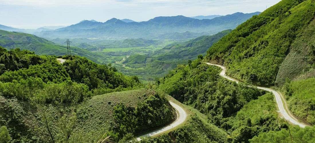 Đèo Long Môn – Minh Long là cung đèo nguy hiểm bậc nhất ở Quảng Ngãi. Muốn đặt chân đến đỉnh đèo du khách phải trải qua nhiều cung đường gập ghềnh, uốn lượn rất gian nan.