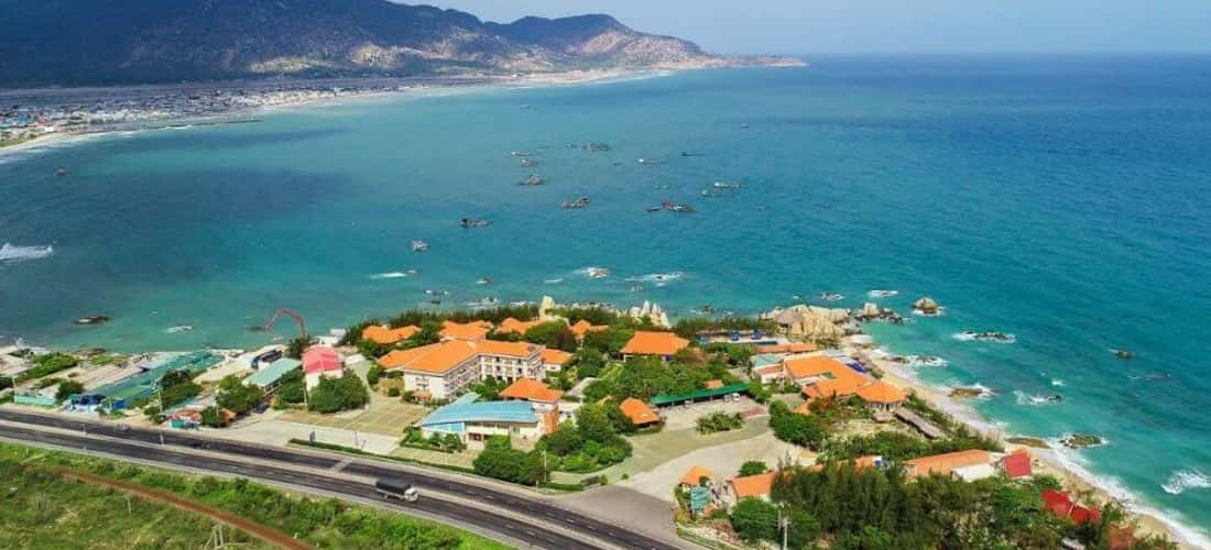 海滩蜿蜒如迷人的新月形，形成碧波、海风、白沙、群山的“呼海”。