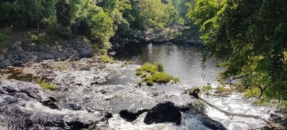 这座瀑布在茫茫山林中有着一种狂野、雄伟而又同样富有诗意的美感，成为许多年轻人理想的驻足之地。