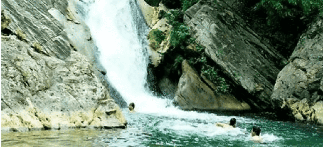 Du khách tắm thác Nà Khoang