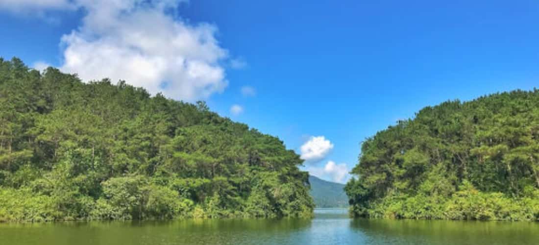 Hồ Khuôn Thần ngày nắng đẹp