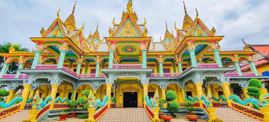 Som Rong Pagoda - 전체 이름은 Botum Vong Sa Som Rong Pagoda이며 367 Ton Duc Thang, Ward 5, City에 있습니다. 속짱(Soc Trang) 성, 속짱(Soc Trang).