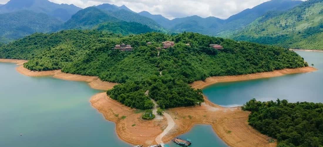 Truoi Lake拥有迷人的野生自然美景，提供一系列吸引人的有趣活动，如乘船游览、在禅寺上香、...