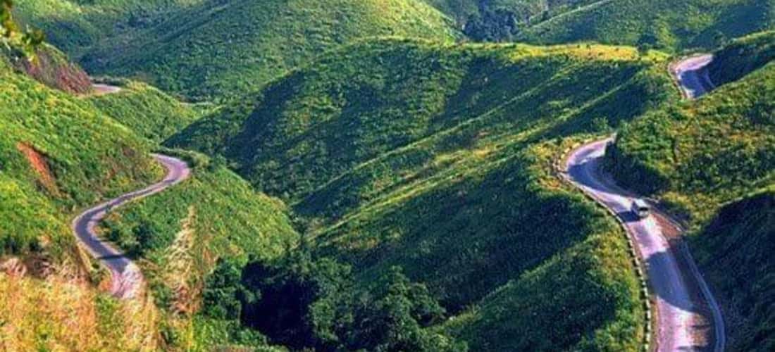 다낭-후에(Da Nang-Hue) 여행에서 많은 관광객들이 항상 정복하고 싶어하는 길인 하이반(Hai Van) 고개를 놓칠 수 없습니다.