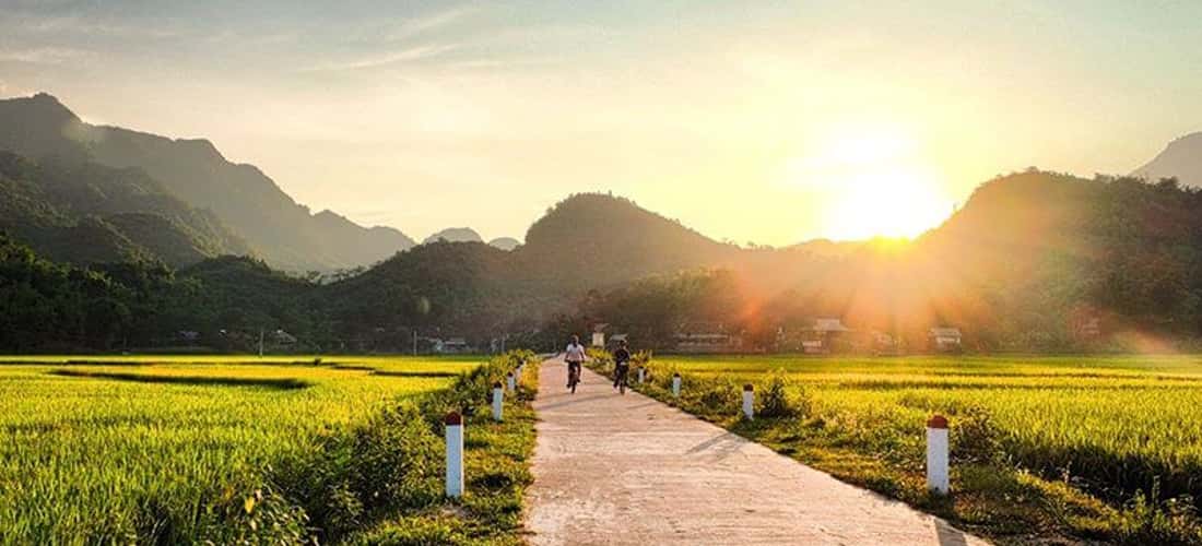 晚霞渐渐落在Ban Lac Mai Chau，稻田显得更加闪闪发光